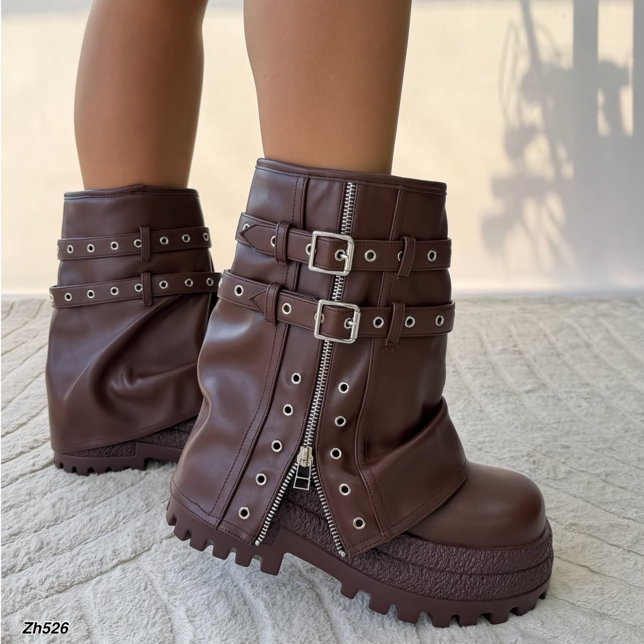 Bota café doblez detalle correa y cierre plateado suela 8cm HX3231-B9727